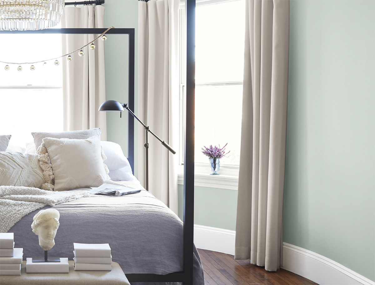 Benjamin Moore Quiet Moments wall color with ceiling in Pale Moon