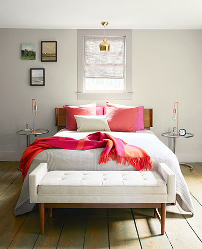 Bedroom in Benjamin Moore Natural Cream OC-14