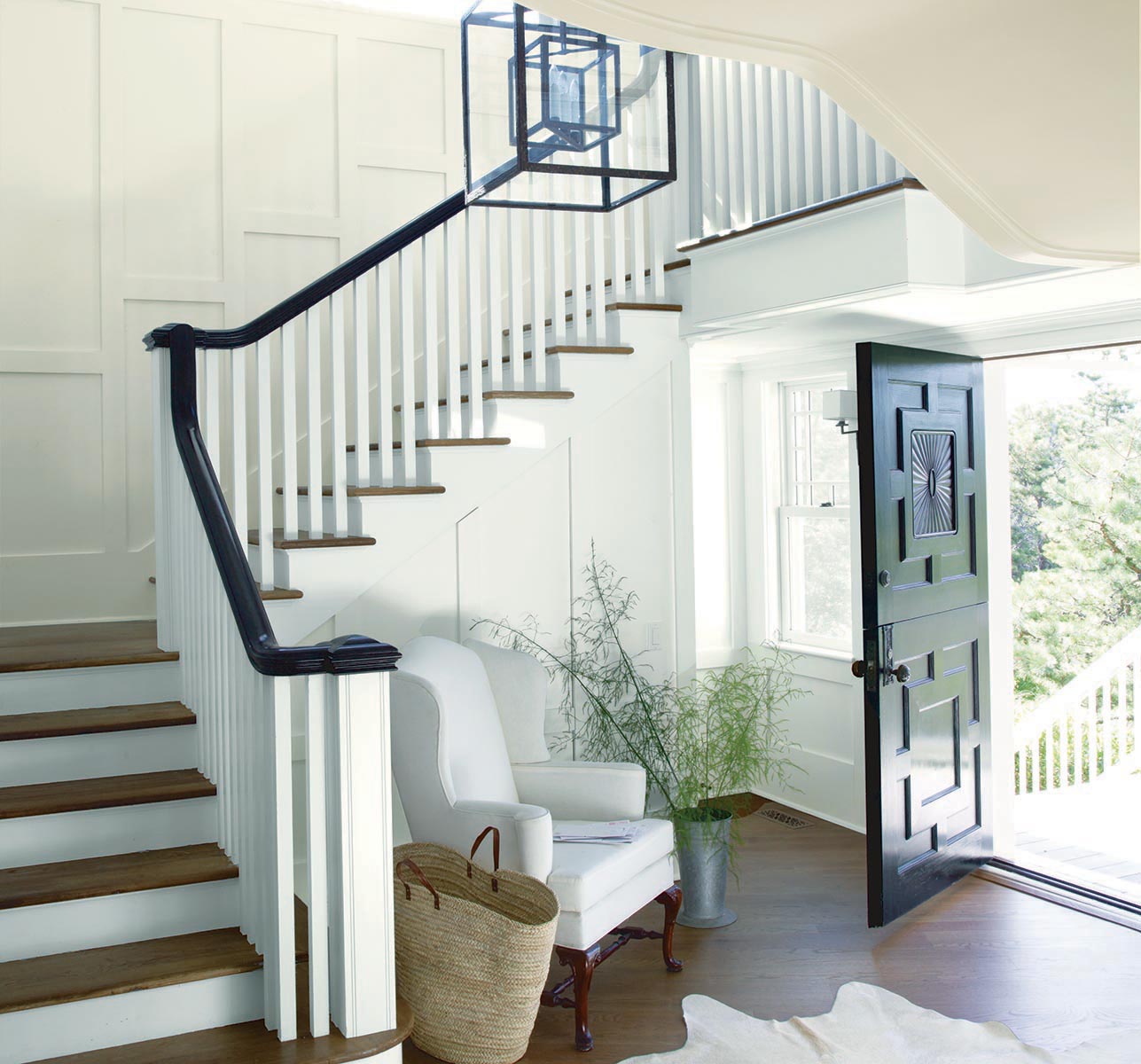 Woodwork in Benjamin Moore Chantilly Lace